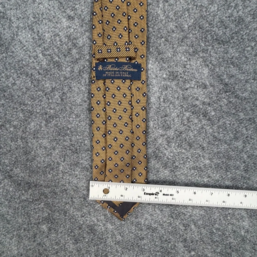 Brooks Brothers Mens Gold Geometric Silk Tie Italy Medallion Pattern Classic